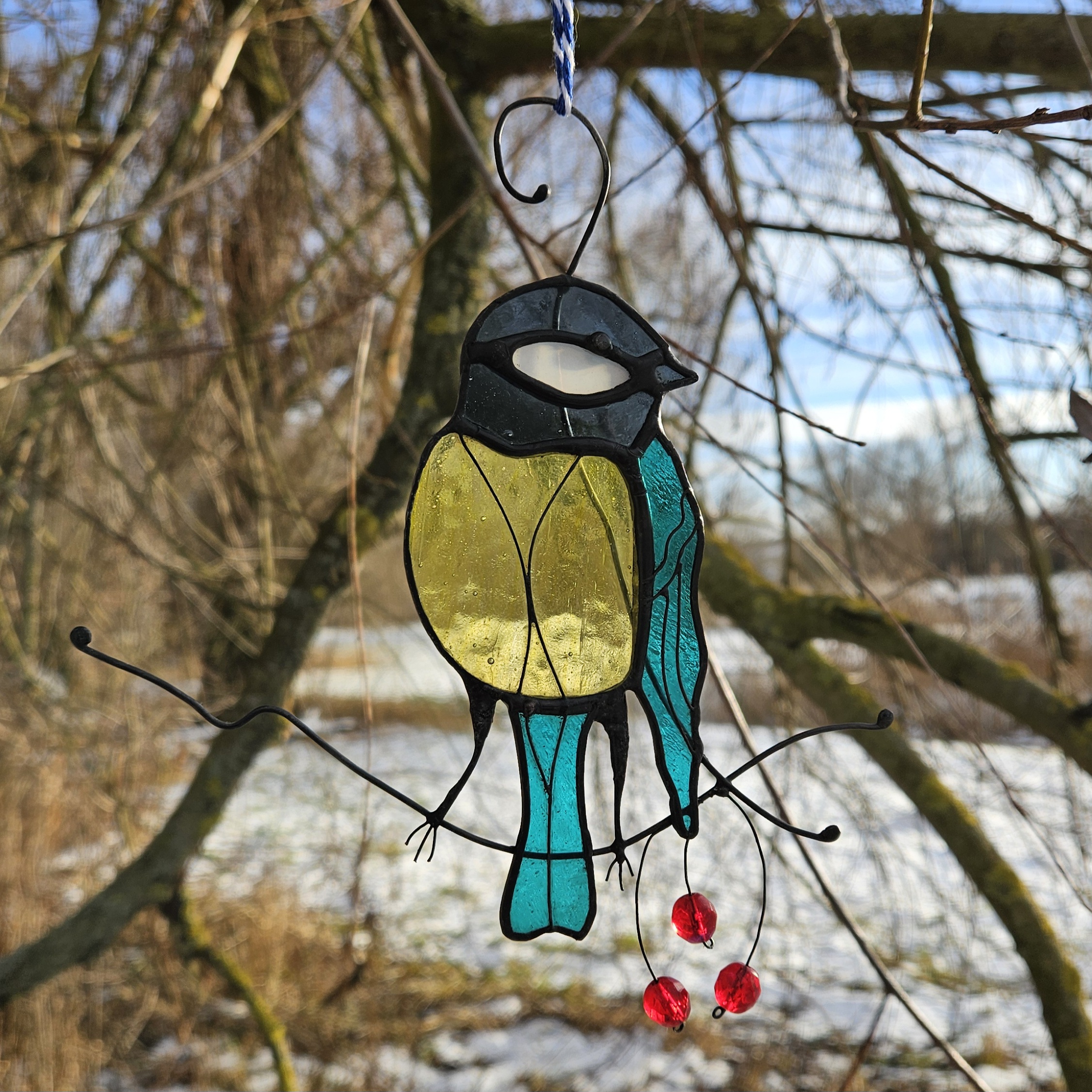 Vitrážová sýkorka na větvi ruční práce Tiffany